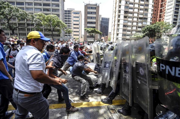 Tranca contra el Golpe: Chavismo y oposición miden fuerzas en Caracas