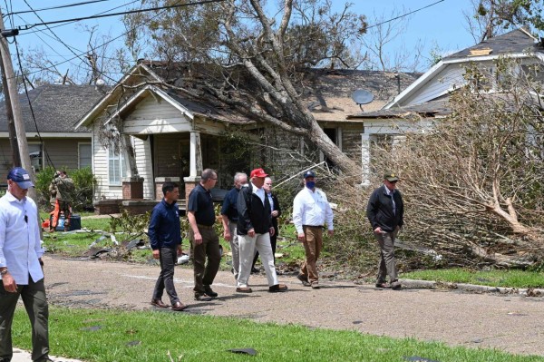 Trump visita Luisiana tras devastador paso del huracán Laura