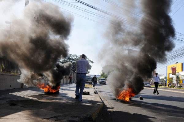Maestros de Honduras siguen quemando llantas