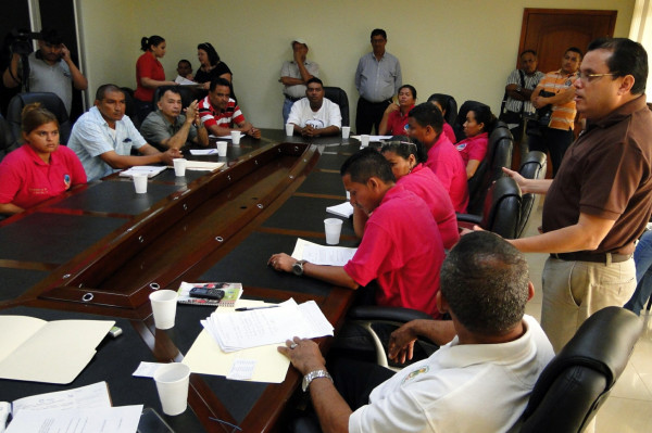 Luchan para terminar con desorden en el centro de El Progreso