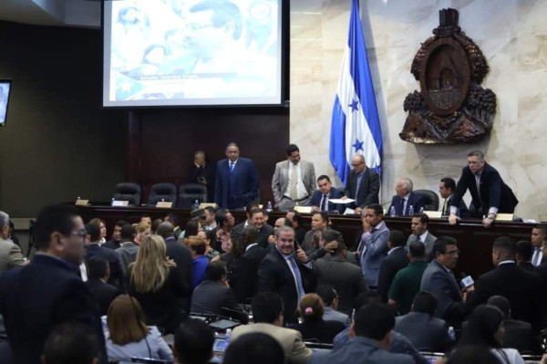 Gobierno afirma que no habrá despidos masivos en salud y educación