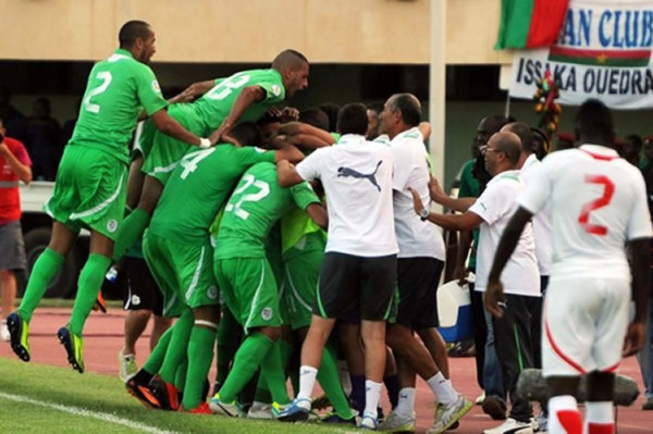 Argelia remonta a Burkina Faso y logra el billete para Brasil