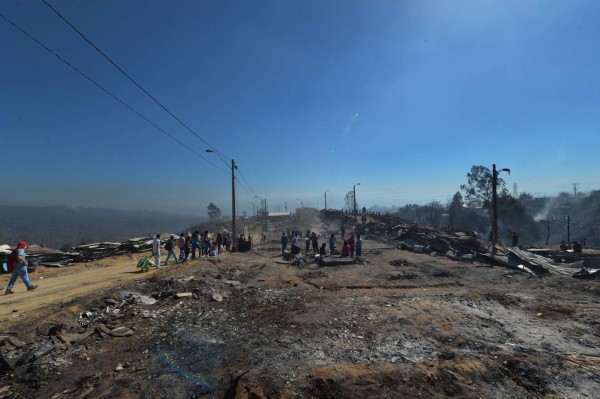 Aumenta a 15 número de muertos en incendio en Chile