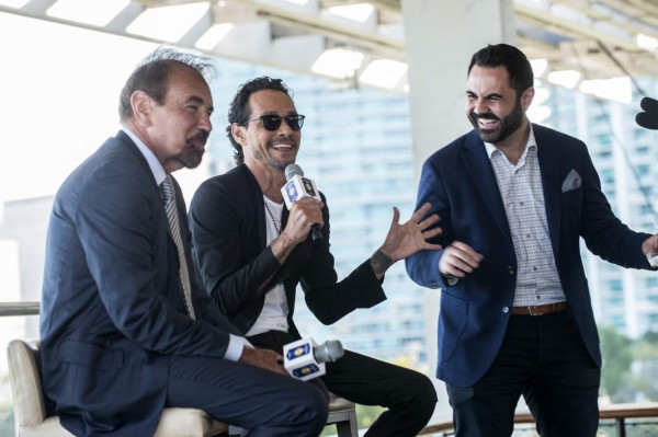 SHM80 - MIAMI (FL, EEUU), 03/05/2017.- El cantante neoyorquino de origen puertorriqueño Marc Anthony (c), habla junto al empresario inmobiliario Jorge Pérez (i) y al conductor de radio Enrique Santos, durante una rueda de prensa hoy, miércoles 3 de mayo 2017, en el Museo de Arte Pérez (PAMM) en Miami, Florida (Estados Unidos). Marc Anthony será el artista que cantará en el descanso del clásico que enfrenta el Real Madrid y el FC Barcelona, el 29 de julio en Miami (Florida), en un espectáculo que será 'mayor que la Super Bowl' y tendrá una producción 'egipcia', según informaron hoy los organizadores. EFE/Giorgio Viera