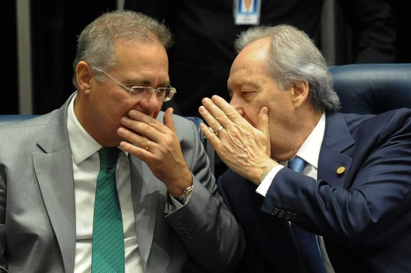 Senate president Renan Calheiros (L) and Federal Supreme Court (STF) President Ricardo Lewandowski talk during the voting session of the impeachement committee in Brasilia on August 9, 2016. / AFP PHOTO / ANDRESSA ANHOLETE