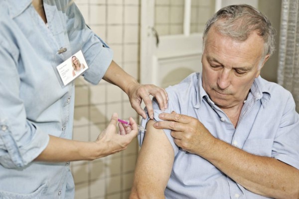 El adulto mayor debe vacunarse contra la influenza