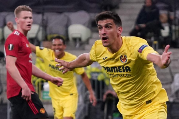 Villarreal's Spanish forward Gerard Moreno runs to celebrate his opening goal during the 2021 UEFA Europa League football final between Spain's Villarreal and England's Manchester United at the Gdansk Stadium in the Polish city of Gdansk on May 26, 2021. (Photo by Janek Skarzynski / POOL / AFP)