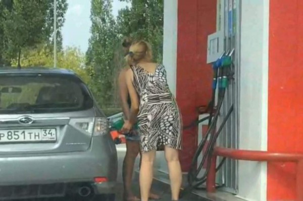 Al estilo Mr. Bean, esto pasa cuando una mujer intenta poner combustible