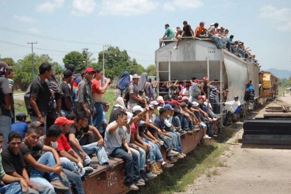 México busca impedir que migrantes viajen en tren 'La Bestia'   