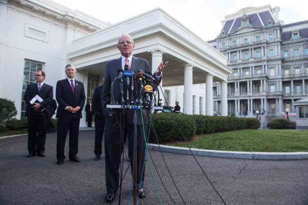 Peruvian President Pedro Pablo Kuczynski speaks to the press outside the West Wing of the White House following a meeting with US President Donald Trump in Washington on February 24, 2017. / AFP PHOTO / NICHOLAS KAMM