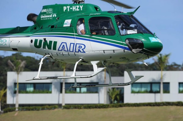 Neymar deja la concentración de Brasil en helicóptero para tratarse su lesión