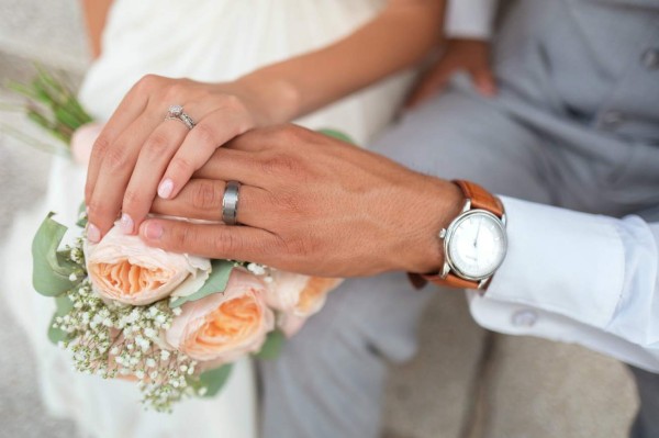 Hombre roba anillo de bodas de su novia para proponerle matrimonio a otra mujer