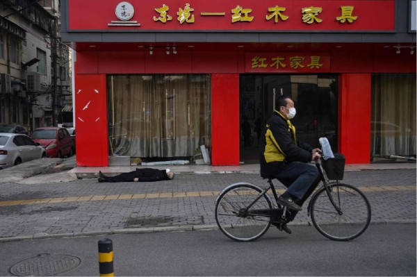 Impactante: hombre muerto en Wuhan e indiferencia de transeúntes por coronavirus