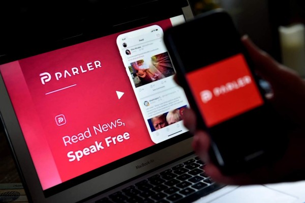 La controvertida red social Parler anuncia estar de nuevo disponible