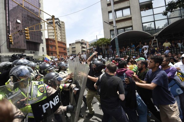 Policía impide a venezolanos protestar por revocatorio contra Maduro