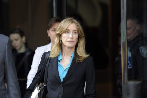 Filtran fotos de Felicity Huffman con uniforme de la cárcel donde cumple su condena