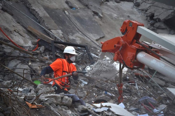 Luchan con manos, picos y fe por salvar vidas en México