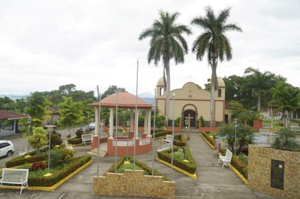 El parque Teodoro Mancía y el lindo templo católico destacan en la comunidad.