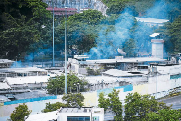 Siguen intensos tiroteos en cárcel caraqueña, autoridades protegen civiles