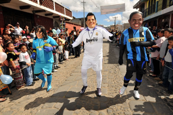 Guatemaltecos despiden 2009 vestidos de Jackson, Messi y Cristiano Ronaldo