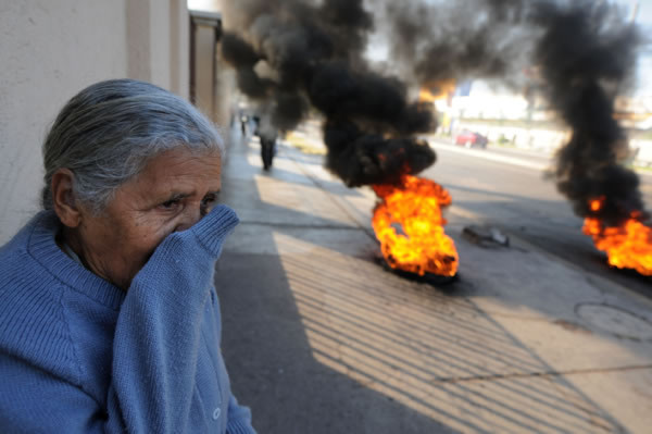Maestros de Honduras siguen quemando llantas
