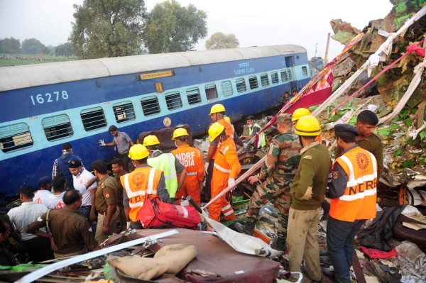 Más de 100 muertos en accidente ferroviario en India