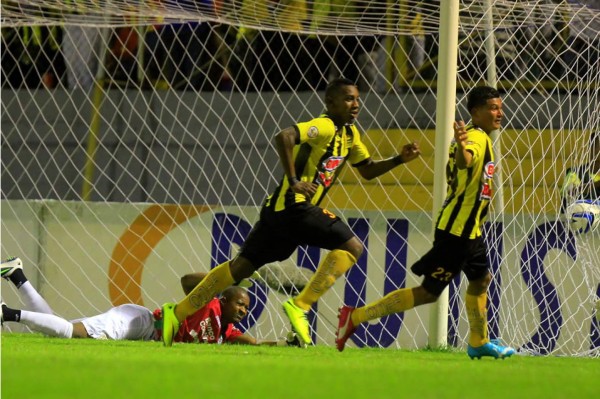 Real España ganó el clásico en el descuento y lidera en Honduras