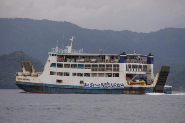 Autoridades: Mal clima impide rescate de ferry
