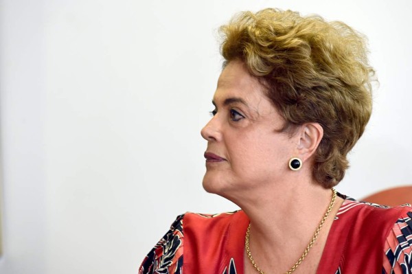 Principal aliado político abandona a Dilma