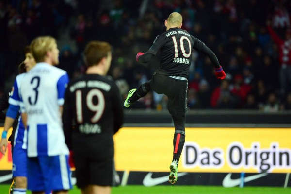 Robben permite al Bayern Múnich escaparse más en el liderato