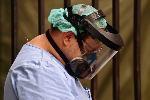 Personal de salud triplica jornada laboral por contagio de compañeros