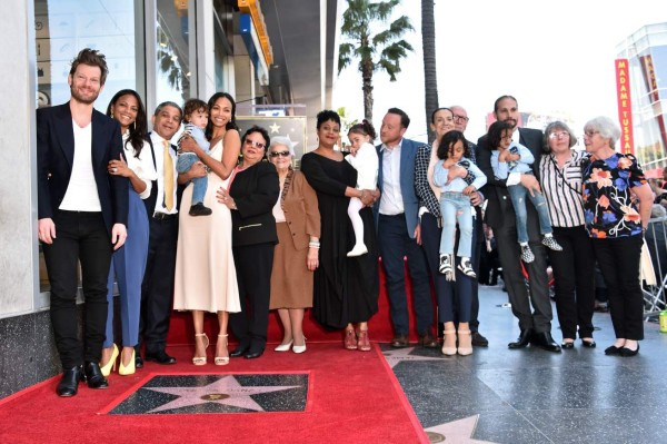 Zoe Saldaña recibe su estrella en el Paseo de la Fama de Hollywood