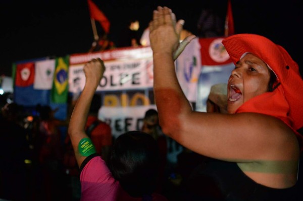 Unionists demonstrate in favour of Brazilian President Dilma Rousseff outside the National Congress in Brasilia on April 11, 2016. A congressional committee on Monday recommended impeachment of Rousseff, setting the stage for a crucial vote in the lower house to decide whether she should face trial. / AFP PHOTO / ANDRESSA ANHOLETE