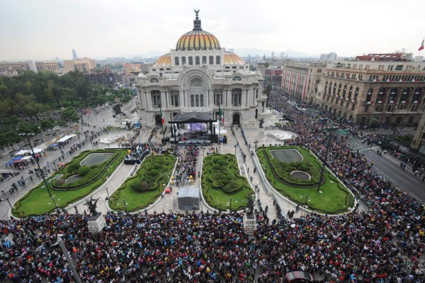 MEX80. CIUDAD DE MÉXICO (MÉXICO), 05/09/2016.- Seguidores del fallecido cantante mexicano Juan Gabriel observan el paso del cortejo fúnebre hoy, lunes 5 de septiembre de 2016, por calles de Ciudad de México (México). Miles de personas recibieron hoy bajo la lluvia, con cánticos, gritos y lágrimas, las cenizas del cantautor Juan Gabriel en el Palacio de Bellas Artes de Ciudad de México, lugar escogido para el homenaje al 'Divo de Juárez', fallecido hace ocho días. EFE/STR