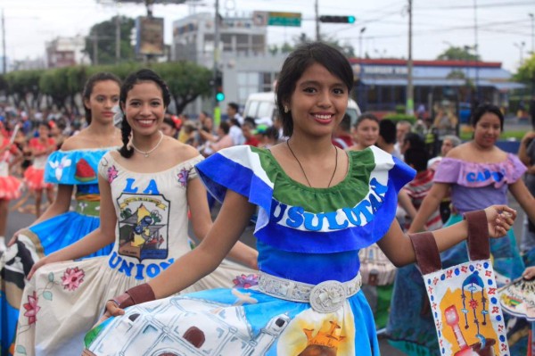 Salvadoreños celebran independencia con desfiles y demostración militar  