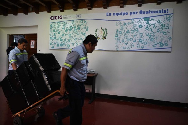 Workers load a group of boxes outside the headquarters United Nations International Commission Against Impunity, CICIG, in Guatemala City on August 28, 2019. - The Cicig's mandate comes to an end next Tuesday after President Jimmy Morales broke his promise to extend its mandate for two more years. (Photo by Johan ORDONEZ / AFP)