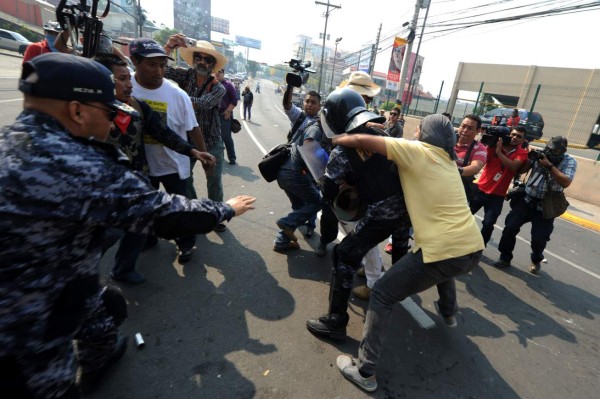 Protesta del Copinh frente a Casa Presidencial se torna violenta