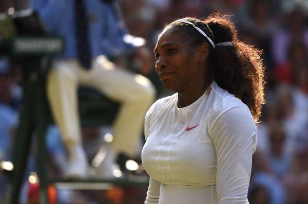 Tenista Serena Williams dice que sufre 'depresión posparto'