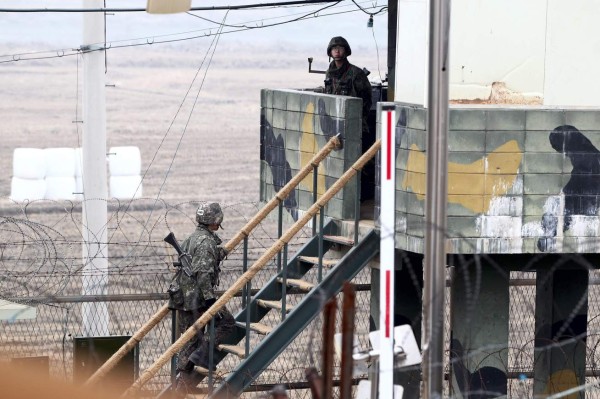 JHK02 IMJINGAK (COREA DEL SUR) 05/04/2013.- Soldados surcoreanos vigilan en un puesto de centinela en la Zona Desmilitarizada, situada en la frontera con Corea del Norte, cerca de Imjingak, provincia de Gyeonggi-do (Corea del Sur) hoy, viernes 5 de abril de 2013. La prolongada etapa de tensión entre las dos Coreas continuó hoy, día en el que fuentes militares informaron de la carga de misiles de alcance intermedio en lanzaderas móviles del Norte y el despliegue de dos buques para interceptar proyectiles en el Sur. EFE/Jeon Heon-kyun