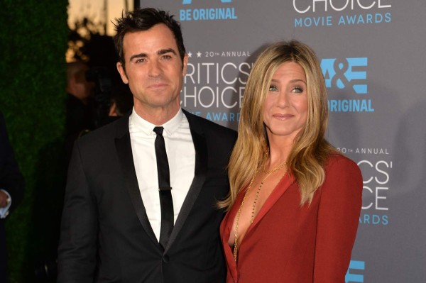 Jennifer Aniston ve a su prometido como un amigo gay