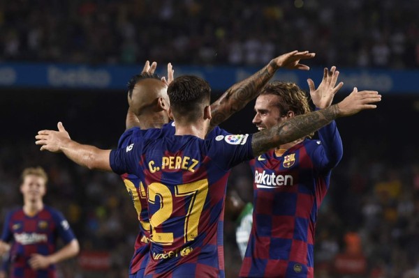 Barcelona's Chilean midfielder Arturo Vidal (L) celebrates with Barcelona´s Spanish midfielder Carles Perez and Barcelona's French forward Antoine Griezmann after scoring during the Spanish League football match between Barcelona and Real Betis at the Camp Nou stadium in Barcelona on August 25, 2019. (Photo by Josep LAGO / AFP)