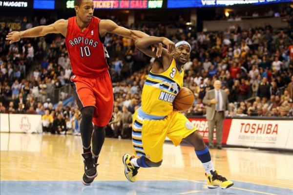 Robinson guía a los Nuggets a sexto triunfo seguido