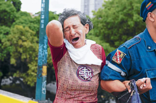 Siguen intensos tiroteos en cárcel caraqueña, autoridades protegen civiles