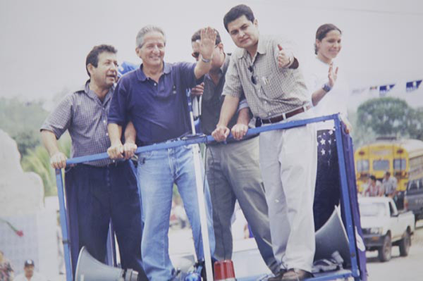 El álbum privado de la infancia y juventud de Juan Orlando Hernández