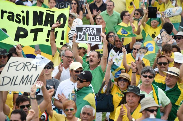 Miles protestan para sacar a Rousseff del poder en Brasilia