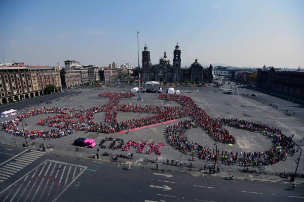 Miles de ciclistas forman 'monumental bici humana' en la contaminada en México