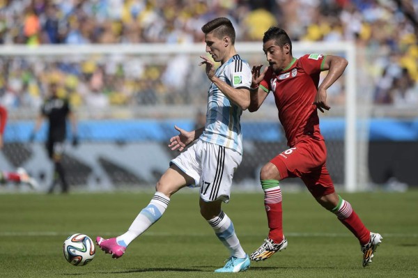 Un golazo de Messi sobre la hora clasifica a Argentina a octavos