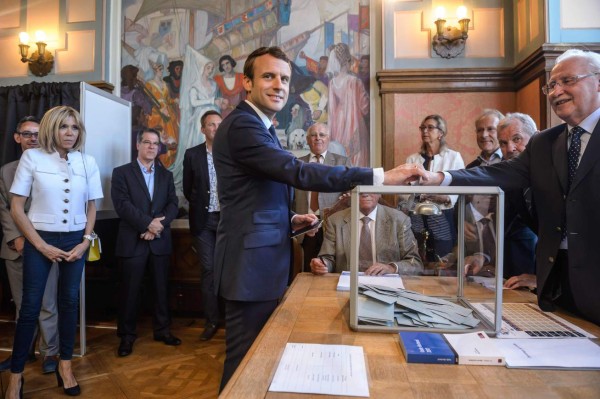 Macron avanza hacia mayoría legislativa absoluta en Francia