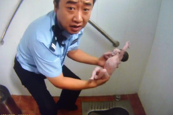 Rescatan a bebé de tubería de un baño público en China