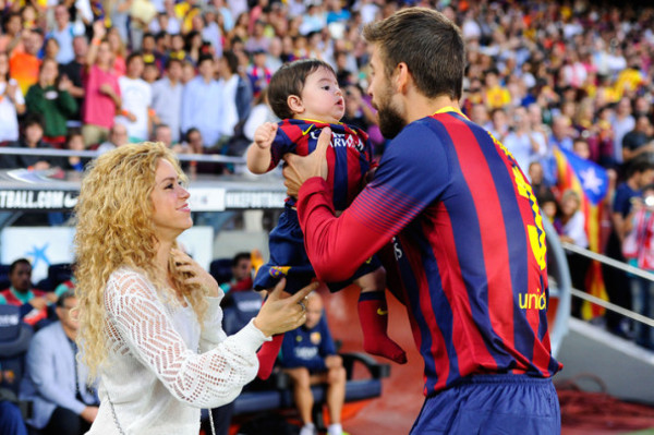 Shakira y Milan alentan a Piqué en el Camp Nou